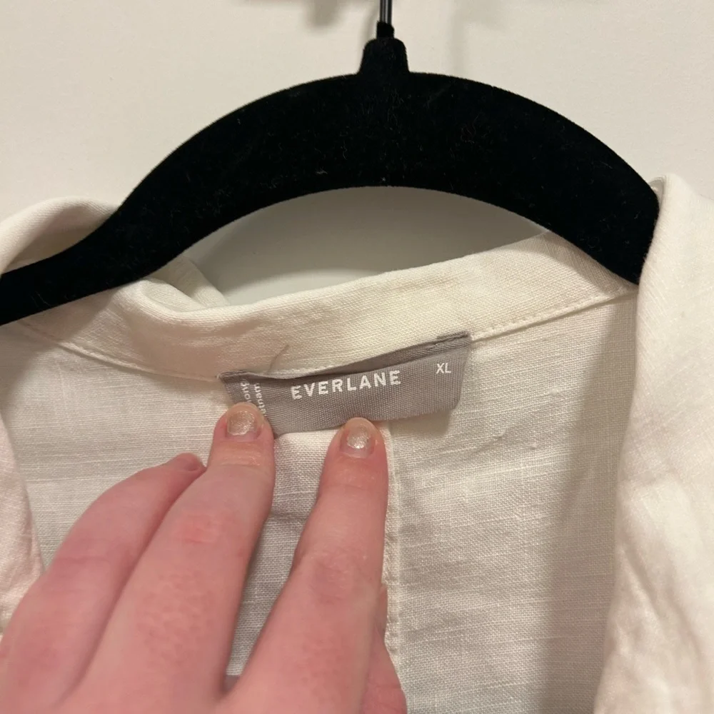 Everlane Linen Classic Short-Sleeve Button-Down Shirt in White - Picture 3 of 4